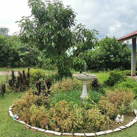 Villa Betong House In The Garden Exterior foto