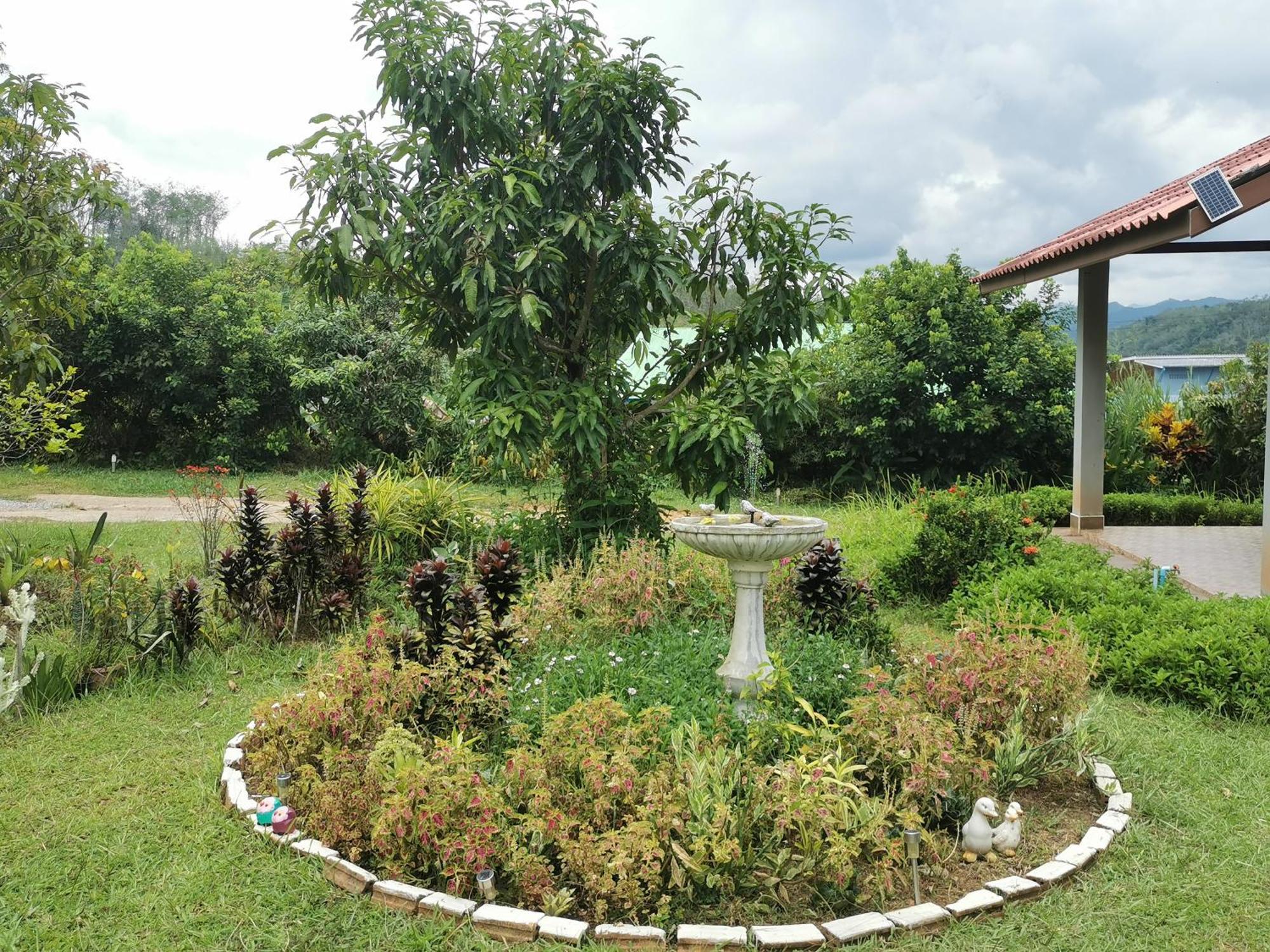 Villa Betong House In The Garden Exterior foto